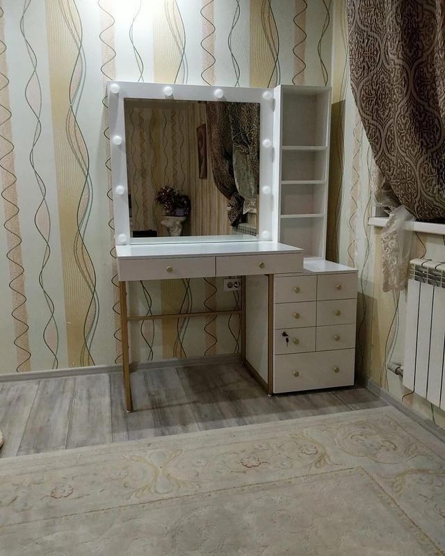 Туалетний столик