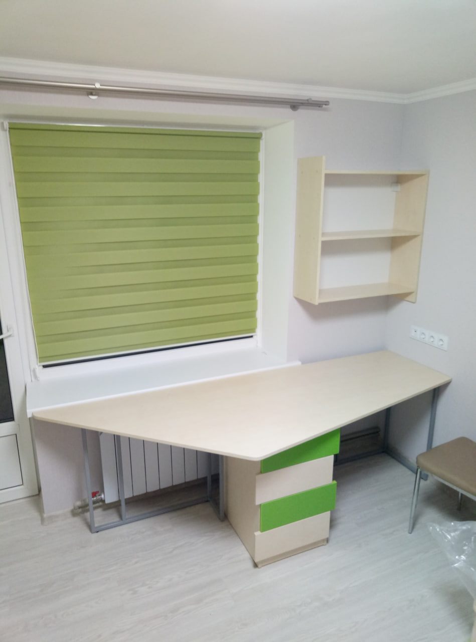 Стіл в дитячій кімнаті